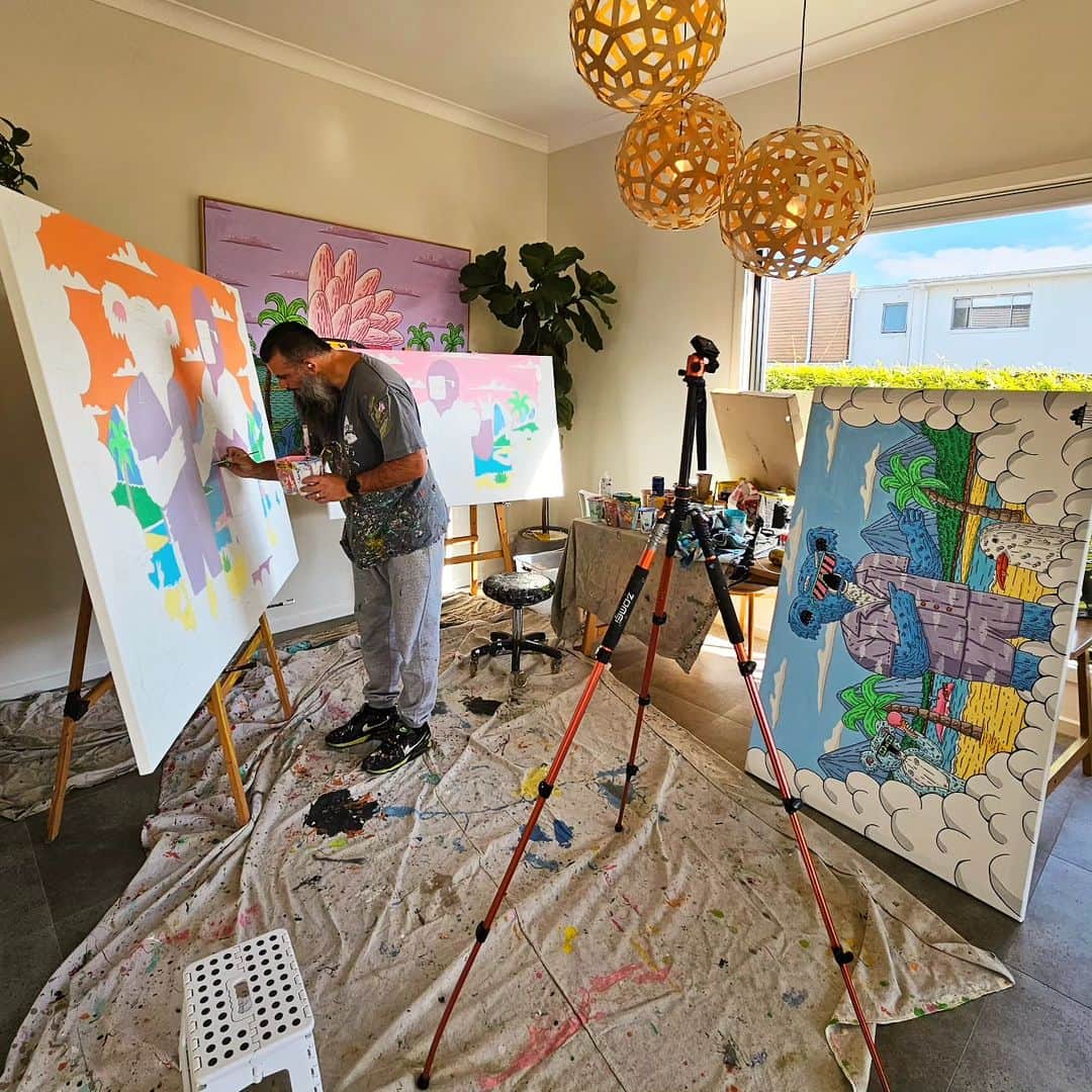 MULGAのインスタグラム：「Turned the dining table area into the studio for the week 😎  #mulgatheartist #australianart #art #painting #ArtisticExpressions #mulgakongz #art #artoftheday #artist #digitalart #surfart #summerart #gorillaart #gorilla #studio #artiststudio #artstudio」