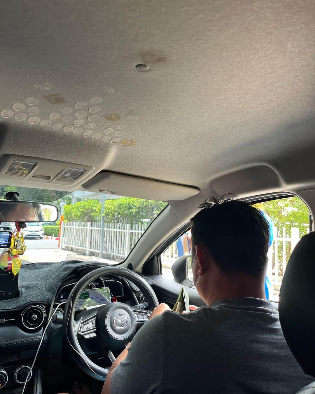 やまだひさしさんのインスタグラム写真 - (やまだひさしInstagram)「空港までタクシーで。 目的地を事前に伝えて予約してても途中で給油するドライバーw タイあるある。 もちろん想定内。 余裕ある行動が大事。 短気は損気。 旅はやまだを成長させてくれる。 #やまだひさし #ラジオ #DJ #ノマド #旅人」7月27日 14時22分 - yamadamic