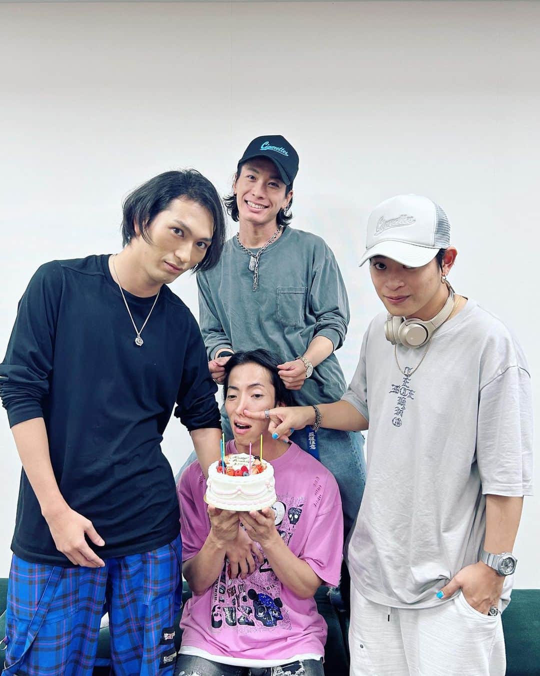THE ORAL CIGARETTES のインスタグラム：「なかなかタイミングがなく、遅ればせながら昨日まさやんの誕生日をお祝いしました🎂🎉 改めてお祝いメッセージを頂いたみなさん、ありがとうございました！ これからもまさやんをよろしくお願いします🙌🏻  --- We celebrated Masayan's birthday yesterday! Thank you to everyone who sent him congratulatory messages! Please keep in touch with Masayan!!」