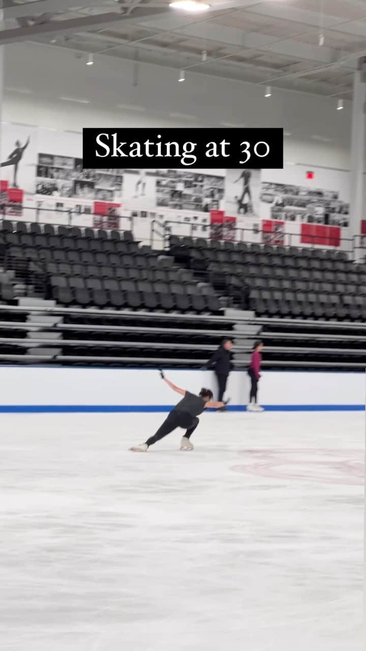 長洲未来のインスタグラム：「I can’t believe I’m 30 😅 • • just gonna keep vibing 👽 • #vibes #itsavibe #figureskating #footwork #fancyfeet #iceskating #iceskatingdays #figureskate #skateallday #skatingthings」