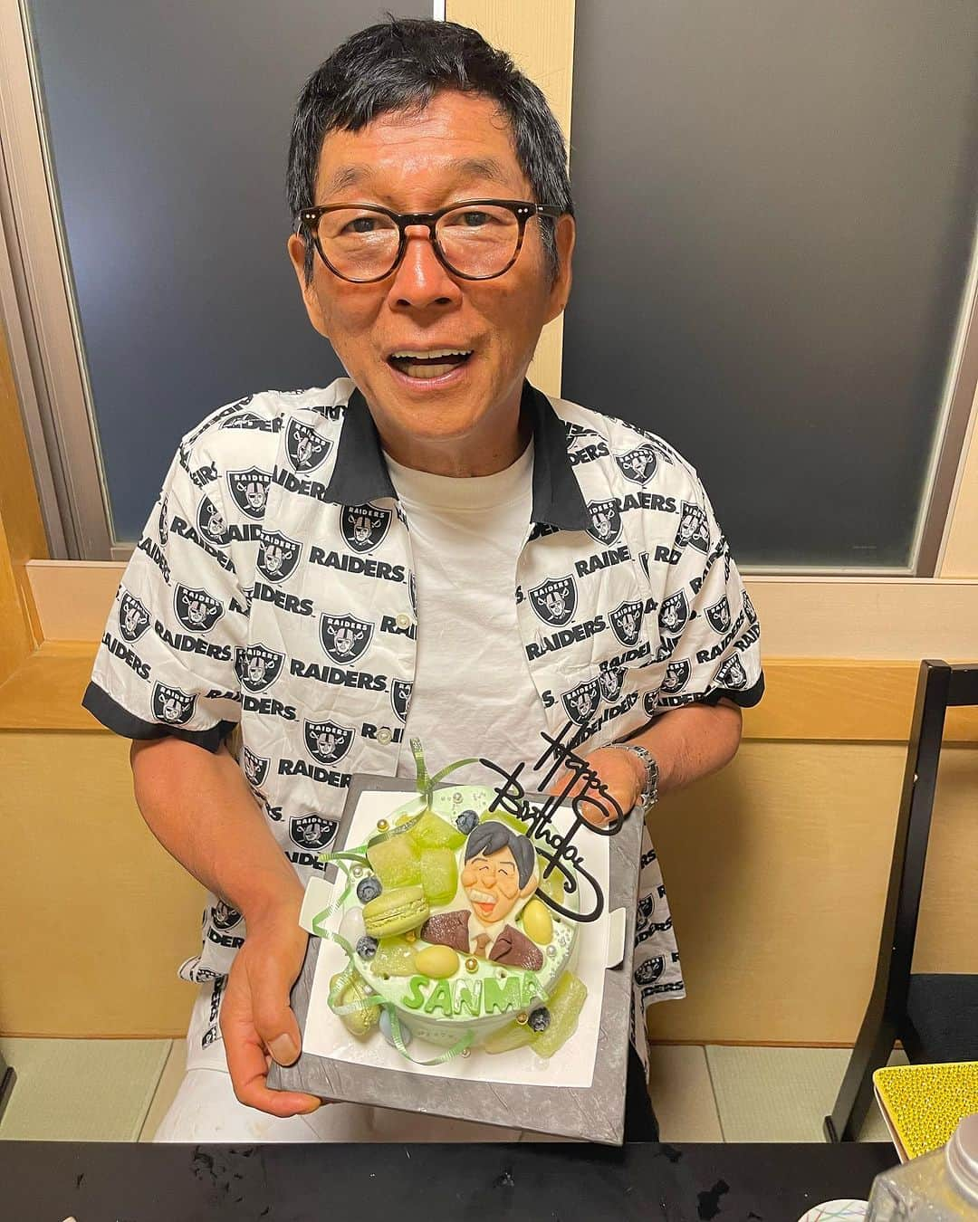 河本準一さんのインスタグラム写真 - (河本準一Instagram)「少し遅れましたが、素敵な誕生日会でございました。主役なんですから、今日ぐらいはドーンと構えてて宜しいのに、1人で6時間ずっと笑かしてました。その間、僕はカンジュッカイからコンジュッカイ話を振られました。また、スキルを上げさせてもらいました^_^ずーっと絶好調のさんまさんですっ！68歳とは誰も思えません…結局カラオケでは、1人も何も歌わずに終わりました^_^いつもですが^_^ #明石家さんま #河本準一 #誕生日 #カラオケ #歌わない #喋りっぱなし」7月27日 14時36分 - junichi_komoto0407