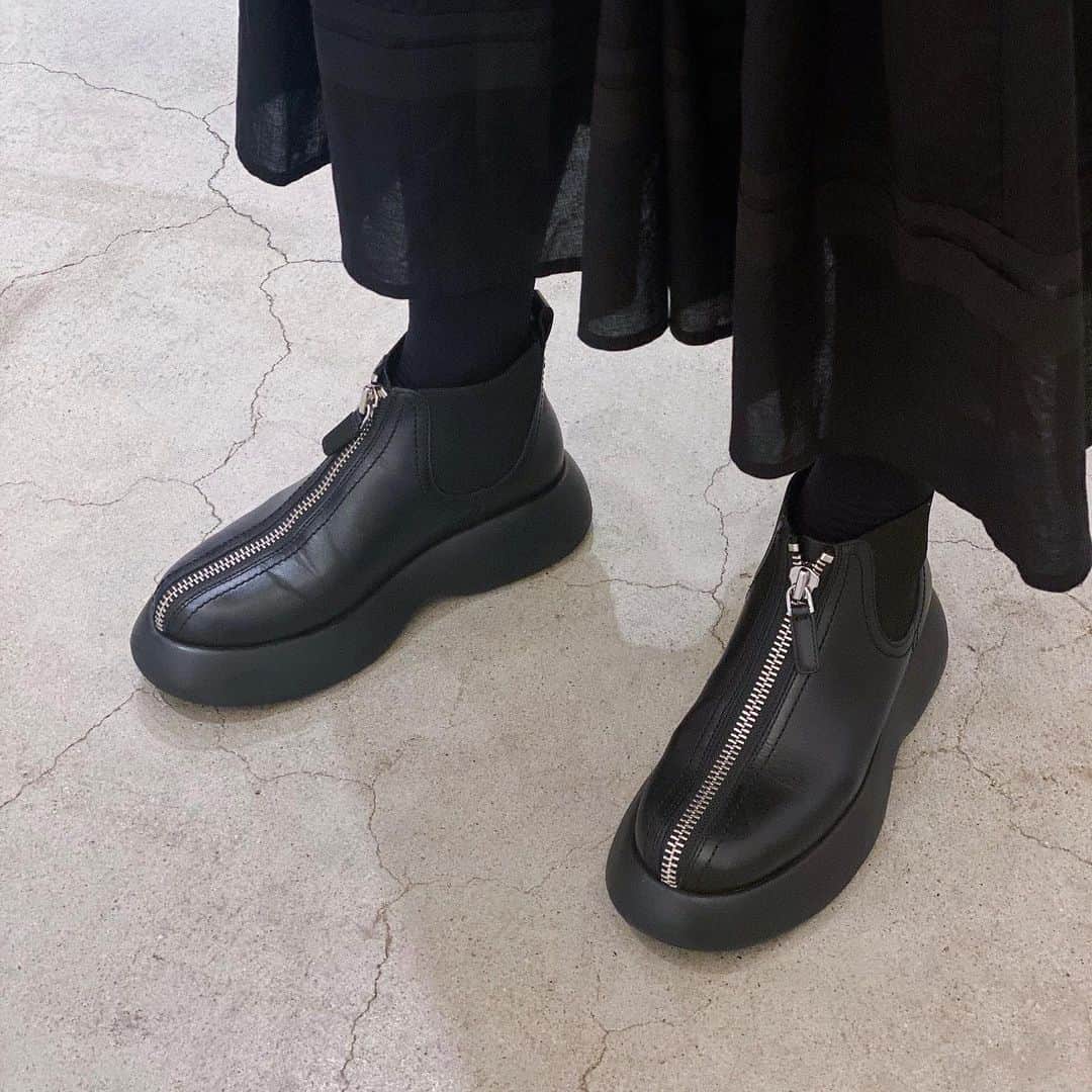 HANKYU.MODEさんのインスタグラム写真 - (HANKYU.MODEInstagram)「. 3.1 Phillip Lim Pre‐Fall Collection 3rd delivery At 3F MODE  「3.1 Phillip Lim」より、 ”ニューヨーク”をコンセプトとしたプレフォールコレクションの新作をご紹介。アメリカンアート&クラフトのパッチワーク要素を取り入れ、星やスタッズをあしらったデニムのマイクロスカートや、リバーシブルのボンバージャケットなどがラインアップ。  Page1 ビスチェ　49,500円 スカート　59,400円 デニムクロップドシャツ　79,200円  Page2 ビスチェ　49,500円 スカート　59,400円  Page3,4 ジャケット(reversible)　165,000円  Page5,6 ブラウス　68,200円 パンツ　143,000円 ジャケット　154,000円  Page7  ワンピース　143,000円 Page8  ワンピース　193,600円 Page9  バッグ　108,900円 Page10  シューズ　83,600円  #31PhillipLim #31フィリップリム #hankyumode #阪急うめだ本店 #うめはん #ファッション #新作 #23prefall  #デニムジャケット #ボンバージャケット #ワンピース #ミニスカート #ビスチェ」7月28日 12時00分 - hankyumode