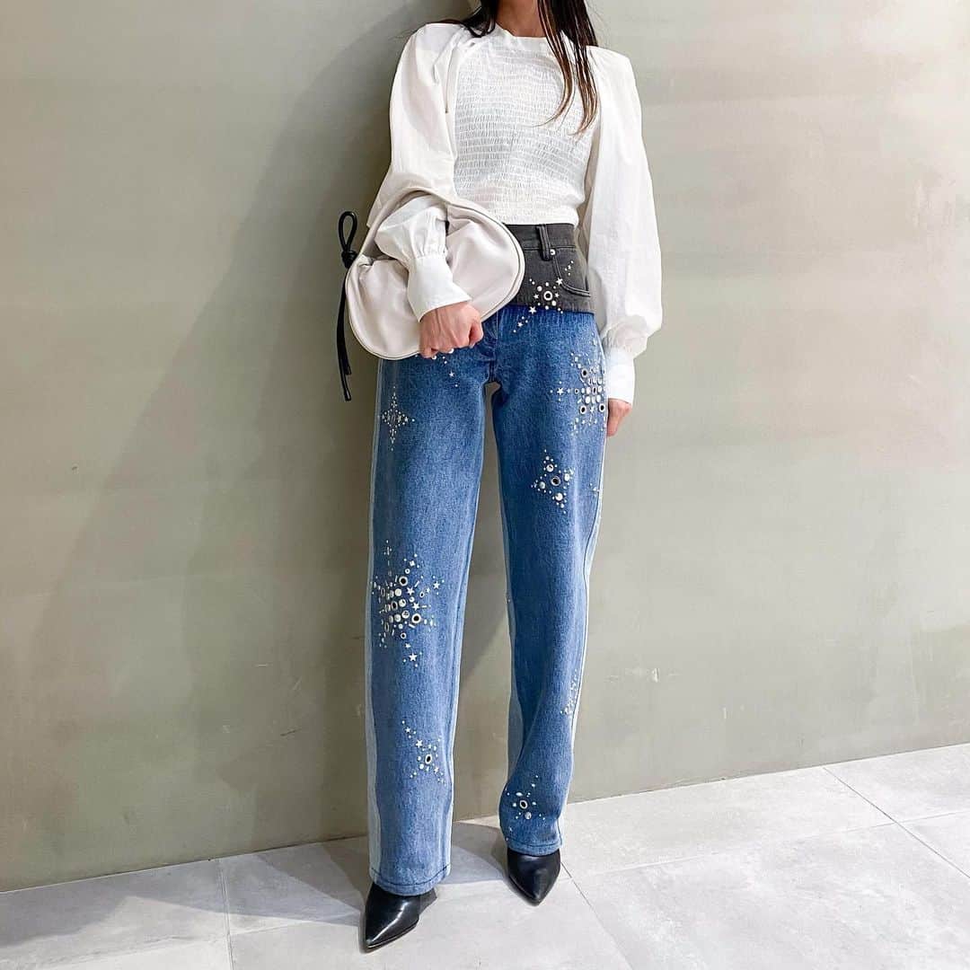 HANKYU.MODEさんのインスタグラム写真 - (HANKYU.MODEInstagram)「. 3.1 Phillip Lim Pre‐Fall Collection 3rd delivery At 3F MODE  「3.1 Phillip Lim」より、 ”ニューヨーク”をコンセプトとしたプレフォールコレクションの新作をご紹介。アメリカンアート&クラフトのパッチワーク要素を取り入れ、星やスタッズをあしらったデニムのマイクロスカートや、リバーシブルのボンバージャケットなどがラインアップ。  Page1 ビスチェ　49,500円 スカート　59,400円 デニムクロップドシャツ　79,200円  Page2 ビスチェ　49,500円 スカート　59,400円  Page3,4 ジャケット(reversible)　165,000円  Page5,6 ブラウス　68,200円 パンツ　143,000円 ジャケット　154,000円  Page7  ワンピース　143,000円 Page8  ワンピース　193,600円 Page9  バッグ　108,900円 Page10  シューズ　83,600円  #31PhillipLim #31フィリップリム #hankyumode #阪急うめだ本店 #うめはん #ファッション #新作 #23prefall  #デニムジャケット #ボンバージャケット #ワンピース #ミニスカート #ビスチェ」7月28日 12時00分 - hankyumode