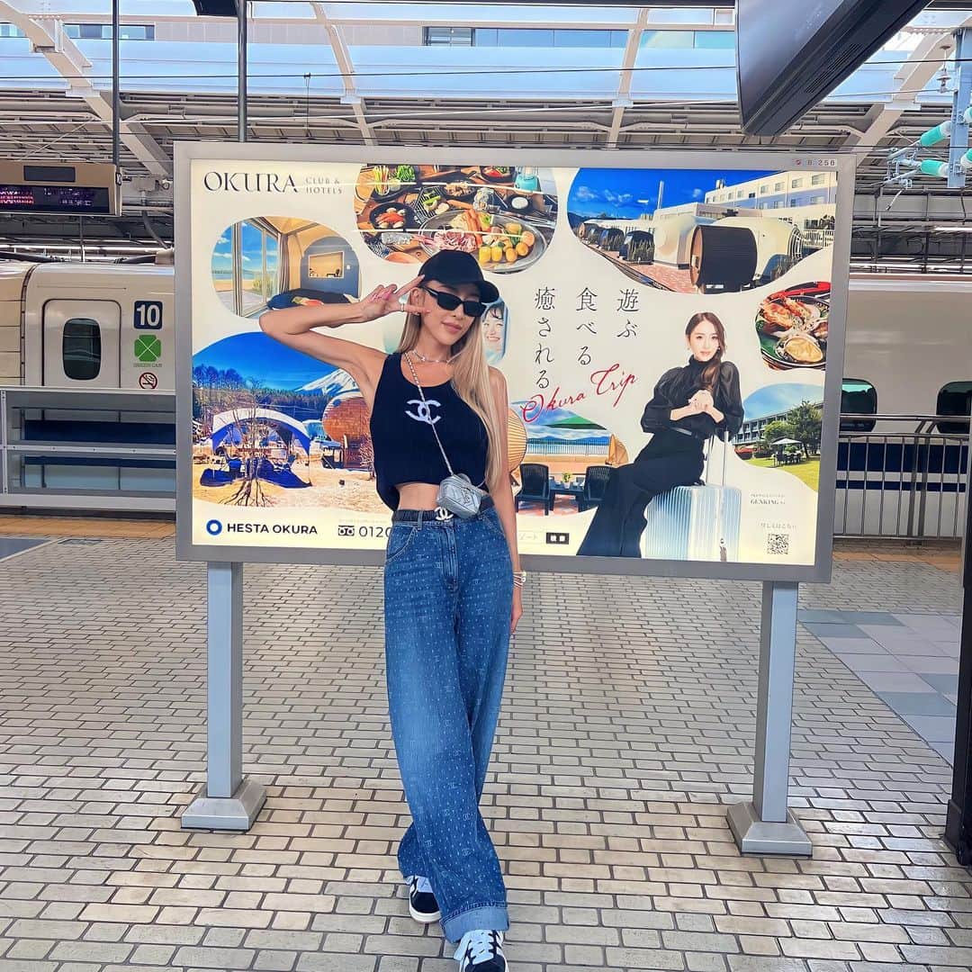 GENKINGのインスタグラム：「新大阪駅の新幹線ホームに私居ます🚅😆 いろんな新幹線ホームに私が居るから探してみてね❤️ @okura_hesta_jp」