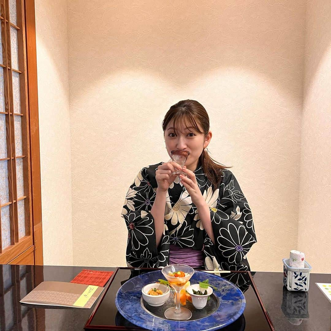 吉田朱里さんのインスタグラム写真 - (吉田朱里Instagram)「先日一泊二日の箱根プチ旅行してきました🦋 . 中学からずーっと仲良しの親友と 女2人旅❤️ ずーっと笑って美味しいもの食べて温泉何回も入って夜中までカラオケしてとっても幸せな旅でした🩵 . 今回は花紋というお宿に泊まりました。 とっても素敵なところでまた行きたい☺️ . 自分で頑張ってたまに贅沢するのって良いよね！ . #箱根旅行 #箱根食べ歩き #箱根グルメ #箱根温泉 #温泉旅行 #箱根 #女子旅」7月27日 14時39分 - _yoshida_akari