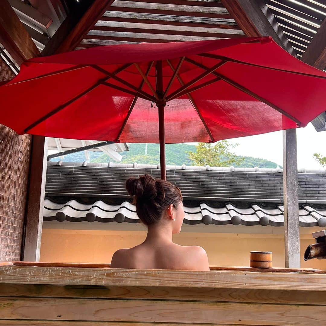 吉田朱里のインスタグラム：「先日一泊二日の箱根プチ旅行してきました🦋 . 中学からずーっと仲良しの親友と 女2人旅❤️ ずーっと笑って美味しいもの食べて温泉何回も入って夜中までカラオケしてとっても幸せな旅でした🩵 . 今回は花紋というお宿に泊まりました。 とっても素敵なところでまた行きたい☺️ . 自分で頑張ってたまに贅沢するのって良いよね！ . #箱根旅行 #箱根食べ歩き #箱根グルメ #箱根温泉 #温泉旅行 #箱根 #女子旅」