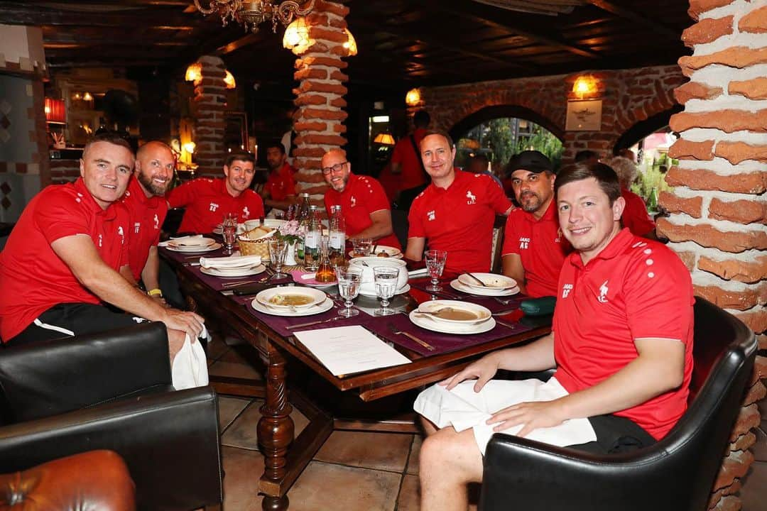 スティーヴン・ジェラードのインスタグラム：「Team dinner ❤️💚 @ettifaq」