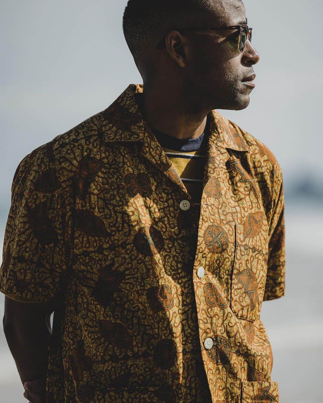 BEAMS+さんのインスタグラム写真 - (BEAMS+Instagram)「. Comfortable fit and sophisticated style, BEAMS PLUS classic beachwear. ---------- ●Beach Shirt Jacket Cotton Rayon Print Batik Print A modern take on the beach shirt that was popular in the 1960s. It features large buttons, an open collar, and patch pockets at the hem, eliminating the original design's pile lining to create a lightweight piece. The chest patch pocket is adjusted to fit vertically-oriented eyewear. Made from a lightweight and moisture-absorbent cotton-rayon blend, perfect for hot and humid summer days.  ●MIL Athletic Shorts Mini Ripstop A military-inspired BEAMS PLUS athletic shorts. Additional pocket details were added to consider town use, including side and back pockets. The relaxed fit pattern with a wide thigh width is designed for comfort. The material is made from a highly durable mini ripstop fabric using a very fine 20-denier nylon, providing lightweight and high stretchability. The mesh lining ensures comfort during hot and humid seasons.  ●Pocket Tee Wide Stripe A classic-colored wide stripe pocket t-shirt. Made from thick uneven yarn knitted in a jersey stitch to achieve a classic fabric texture. The fabric is soft and has a pleasant touch, completed at a sewing factory in Japan.  快適な着心地と洗練されたスタイル、BEAMS PLUSのクラシックなビーチウェア。 ---------- ●Beach Shirt Jacket Cotton Rayon Print Batik Print 1960年代に流行したビーチシャツを現代的ににアレンジ。大きめのボタンやオープンカラー、裾に付くパッチポケットのディテールが特徴で、オリジナルデザインに付いていたパイル地のライニングを省き、軽い一枚で仕上げています。胸のパッチポケットはアイウェアが収まる縦長のサイズにアレンジ。 素材レーヨンコットンの軽く吸湿性の良い素材を使用。温度と湿度の高い夏場で大活躍。  ●MIL Athletic Shorts Mini Ripstop ミリタリーモチーフの〈BEAMS PLUS〉アスレチックショーツ。オリジナルデザインには無いポケットディテールを追加。をタウンユースでの着用を考慮、サイドポケットとバックポケットを加えています。広いワタリ幅を持たせたリラックス感のあるパターンを使用。 素材使いは、非常に細い20デニールナイロンを使用した引き裂き強度の高いミニリップストップ生地を使用。軽量性・高いストレッチ性を併せ持つ素材。裏地にはメッシュ素材を使用し、気温と湿度が高いシーズンを快適に過ごすことが可能です。  ● Pocket Tee Wide Stripe クラシックな配色とワイドピッチのストライプポケットTシャツ。 太番手のムラ糸を天竺編みし、クラシックな生地感を表現。日本国内の縫製工場で仕上げたソフトでふくらみのある肌触りの良い生地です。 . @beams_plus @beams_plus_harajuku @beams_plus_yurakucho #beamsplus」7月27日 20時00分 - beams_plus_harajuku