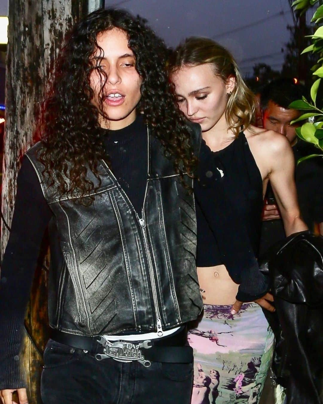 Just Jaredさんのインスタグラム写真 - (Just JaredInstagram)「Lily-Rose Depp keeps close to girlfriend 070 Shake as they step out for a dinner date in Santa Monica. See more photos on our site! #LilyRoseDepp #070Shake Photos: Backgrid」7月27日 15時03分 - justjared