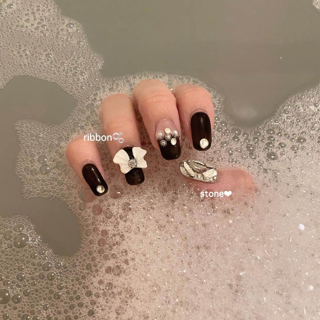 紗彩さんのインスタグラム写真 - (紗彩Instagram)「Nail design🌚🖤  パールの月に好きを詰め込んだデザイン、 やっぱり黒が可愛い☾💭  .  #naildesign #nail#nailart #ジェルネイル#ネイルデザイン #ネイルチップ #トレンドネイル #ネイルアート #ネイルサロン #スクエアネイル#ツヤネイル#パールネイル#newnail#ネイル #ニュアンスネイル #ジェルネイルデザイン #セルフジェルネイル #ネイルパーツ#ワンホンネイル」7月27日 15時15分 - _saya_523