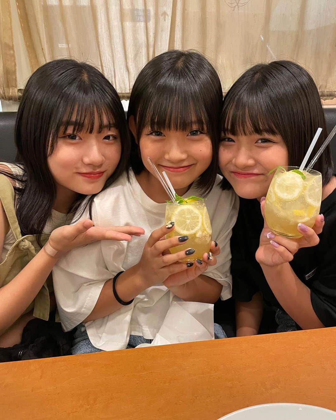のインスタグラム：「まこ、あこ12歳になりました🎁  春には中学生だなんて信じられなーい！！ まだまだ中身はお子ちゃまな2人だけどこれからも元気良く育ってくれれば言う事ないです👍  誕生日の朝から大喧嘩してた2人。 それはそれで２人らしいなと思いながらしばらく黙って見ていましたが あまりにもしつこいので雷落としました⚡️  夏休みは始まったばかり！ ろこまこあこ家は毎日賑やかです😅  _ _ _ _ _ _ _ _ _ _ _ _ _ _ _ _ _   ◽️YouTube◽️ ろこまこあこチャンネル ▶︎毎日投稿中  ろこチャンネル ▶︎木曜日　17時〜  ライブ配信 ▶︎毎日投稿中はお休み  ◽️TikTok◽️ ろこまこあこ ▶︎ atukiyo0311 ろこ（母管理）▶︎ rocoz.0517rma  ◽️Instagram◽️ ろこ（母管理）▶︎ @rocoroco0517 まこ（母管理）▶︎ @macomacomacorun  あこ（母管理）▶︎ @acoacoaconz  _ _ _ _ _ _ _ _ _ _ _ _ _ _ _ _ _ _  #kidsfashion#三姉妹#youtube#youtuber#ろこまこあこ#キッズコーデ#小学生コーデ#jc2#js6#twins#双子#コーデ#kids」