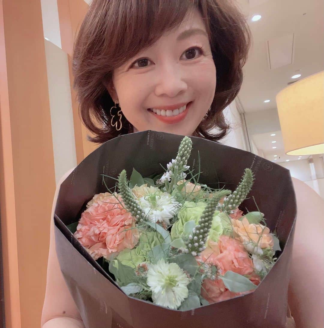 櫛野久美子のインスタグラム：「【花を贈る】  日本橋三越へ  カルチャーサロンで ご縁をいただいてから とてもお世話になっていた女性の 退職の日  ご挨拶に伺いました😊 　 　 これからも 友達としてこのご縁を 大切にしたい✨  そんな気持ちを 花束と一緒にお届け💐 　 　 長く続く縁もあれば ご無沙汰してしまう縁もあるけれど  出逢えたことは 奇跡のような確率✨ 　 　 　 ================ 自分をあきらめない女性の 心と素肌とセンスの磨き方  アロマ美容研究家 くしのくみこ」