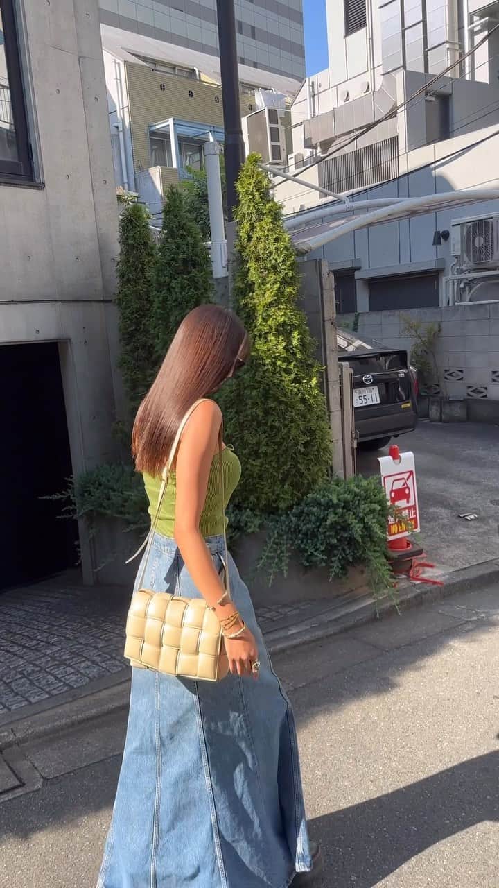 森友里恵のインスタグラム：「フランスに住んで硬水、太陽、ドライヤー 色んな原因で傷みまくってしまった髪の毛を 髪の毛博士にトリートメントしてもらった結果👨‍🎓✨🥹  ゆうすけさんの指名料はなんと13万円😨‼️😂  でも本当にすごい研究されてる方🧪😭✨ 髪の毛の知識が凄かったし、ホームケアの 仕方も事細かに教えてくださってすごく勉強になった！  髪の毛は一度死んでしまったら生き返らないから 肌と同じくらい大切に扱ってあげてケアする事が 大事。だと博士は🤣  本当今までの私があっていると思ってしてた ケアの仕方が悉く間違えててショックを受けました😂  これから頑張ってケアに力を入れてツルツル髪の毛に していきたいと思います❣️🤣」