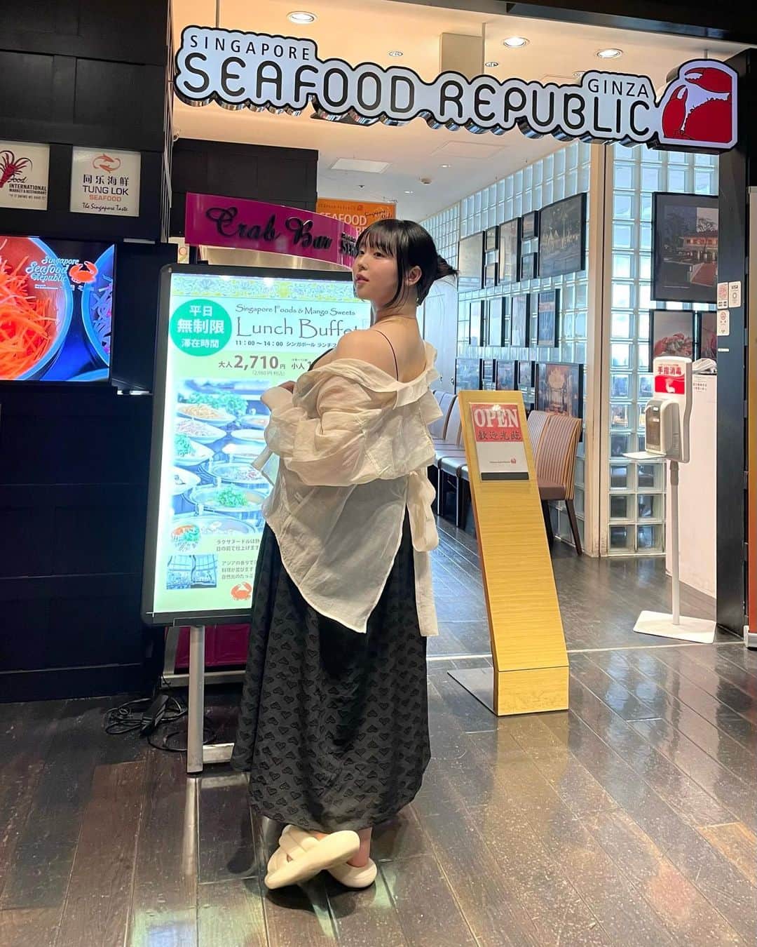上田ミルキィのインスタグラム：「🇸🇬🦁🦀🦐🥭💛  (どこでカッコつけとるんやってね)  @ssr_official_account」