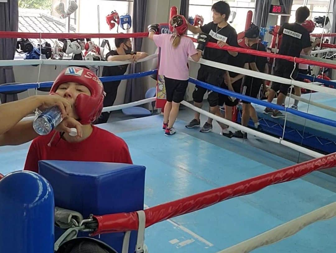 黒木優子さんのインスタグラム写真 - (黒木優子Instagram)「今日は勝尾寺へ会長と穴口さんと必勝祈願✊  初めてダルマ買って…買ってもらって🫣 ダルマさんの右目を描いてダルマさんの後ろに願い事をデカデカと書いてから気づく…  住所と名前とかぞえ年も書くと… 願い事デカデカ書きすぎて…書くとこないやん🤣笑 無理やり書きました🫣  会長本当にお忙しい中時間を作って頂きありがとうございました！🙇‍♀️  絶対統一王者になって、ダルマ両目にします✊  そして穴口さんの試合8/30応援行って、また会長と3人でダルマ両目にして奉納棚へ返しに行きます✊  昨日スパー最後の10ラウンドして体も心も燃えてきた−😤❤️  試合まで後少し、気を抜かず調整して行くぞ−✊  #願い事 #勝尾寺 #ダルマ #感謝 #必勝祈願 #ボクシング #真正ジム」7月27日 15時25分 - yuko.kuroki