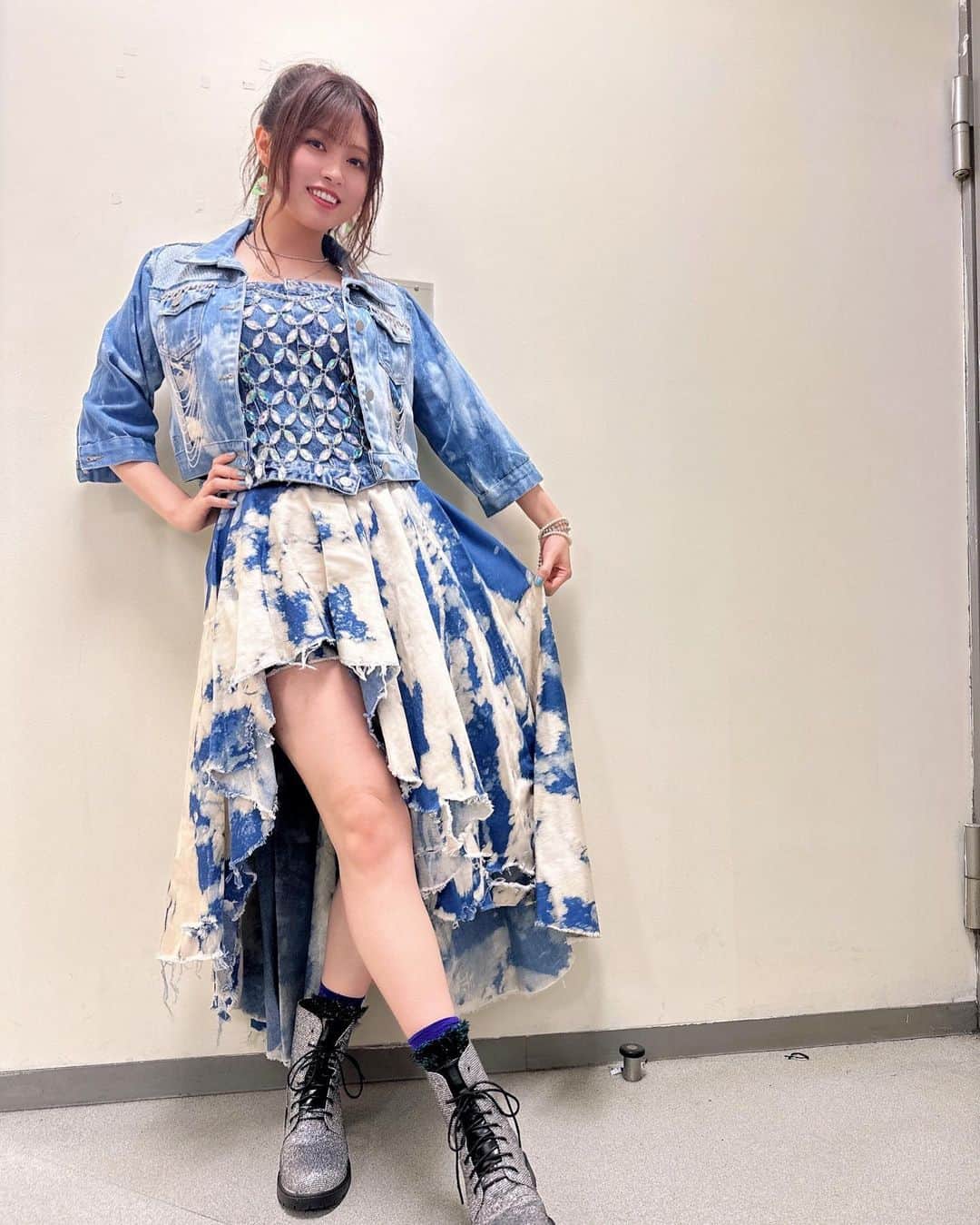 鈴木このみのインスタグラム：「「鈴木このみ Standing Live 2023 〜CALL＆RESPONSE〜」 青空みたいな清々しい衣装と📸  このジーンズスカートの模様、もう二度と同じ物はできないのだとか！ スタイリストさんは本当に魔法使いだ〜🧙🪄  そしてピックピアスも⚒️ 毎回ESP様に作って頂いてるオリジナルピック。 今回は黄緑✖️ピンク🌞 さりげなく耳に忍ばせてました🎸  #このみんオルスタ  #靴までキラキラ！ #毒っけのある靴下が #何気にお気に入りです🕷️」
