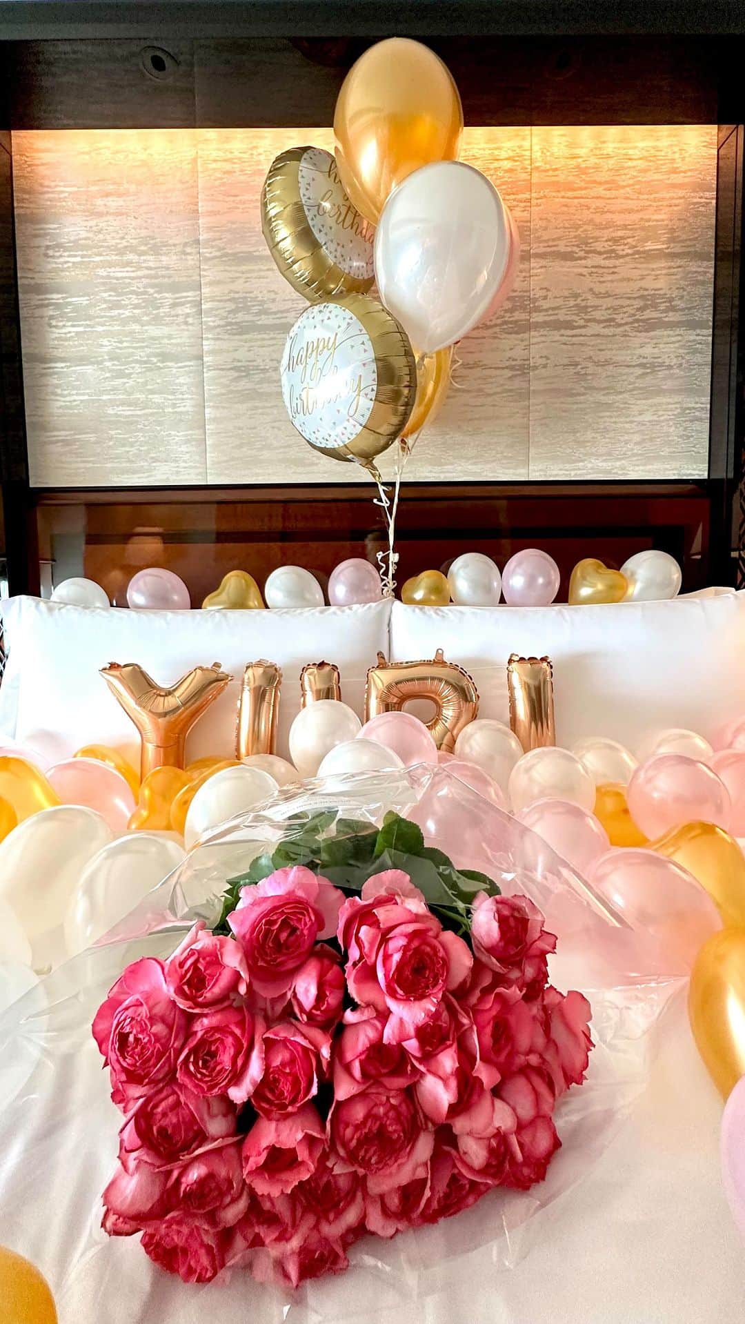 中川友里のインスタグラム：「先日のお誕生日🎂サプライズの投稿が  フォロワーさんや友達に出逢うたびに素敵だったねー！と言ってもらえるので(ほんと私も余韻すごい..🥹💓)  リールにまとめてみました🗽✨  at  @ritzcarltontokyo stay🫶💋  今回は @marriottbonvoy platina？stayしてみようって連れてってもろて  チェックイン☑️もクラブラウンジでやってもらって  welcomeのアフタヌーンティー🫖や  フィットネスやプール、サウナスパ🧖‍♀️も楽しみきって  お部屋でサプライズ🥹🌻💕  ホテルから一歩も出ない😂😂あとはだらだらお酒飲むだけ、 イチャイチャプラン😭😂💕💋  翌日も2人でジムでペアトレ、プール、ジャグジー幸せすぎた😭😭😭🫶💋  ラグジュアリーホテルのホスピタリティも最高過ぎました、  一流を学ぶには本当に素晴らしい場所😭💕  帰りも凄い親切にしてもらいました、  はあ、こんなに幸せでいいのだろうか、心からの感謝。ありがとうございます😭✨  marriottの恩恵うけまくりました、これは幸せすぎる😭✨✨  #ritzcarlton」