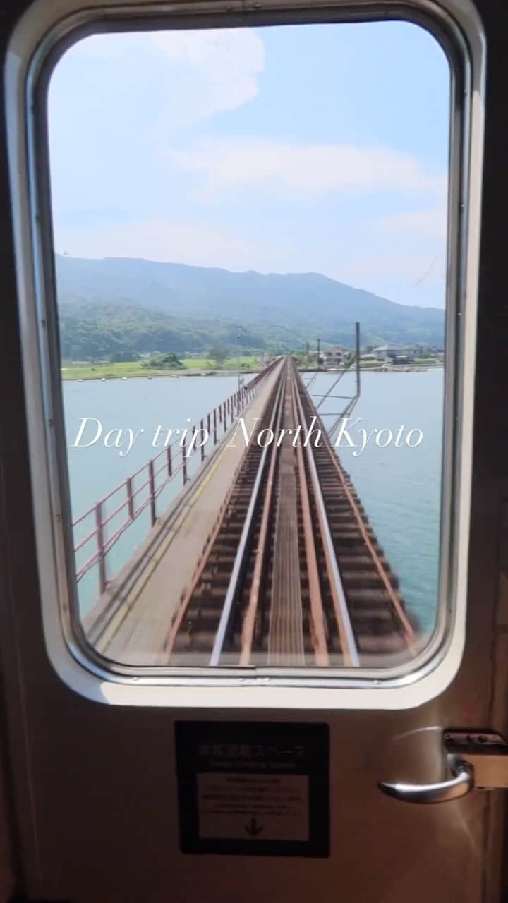 福本敦子のインスタグラム：「京都に長めに滞在してるので、北の方に行ってみました。 特に由良川の橋が一気に水の景色に変わるところと、天橋立の海の美しさに感動しました😭　日本てすごく美しいんだなと再認識。20歳の頃、親に黙ってこっそりフランスに行ったことがあるのですが、事前にちょこっとお母さんに言ったら案の定心配されたので、 着いてから言えばいっか！と思って向こうから電話したら （この頃はまだ公衆電話だった） お母さん今、お父さんと天橋立にいるのよ！と楽しげに言われたので、 そうなんだ、私はフランス！ってどさくさ紛れに伝えたら 母が「えっ‼️🤯」のあとに 「ご飯美味しい⁉️」って聞いてきて、切り替えの速さにウケちゃった😂😂 って思い出して言ってみたらものすごく良かった🌱 丹後鉄道さいこう🚃同じく観光に来てたおじいちゃんと仲良く並んで窓からの景色撮ったよ📷」