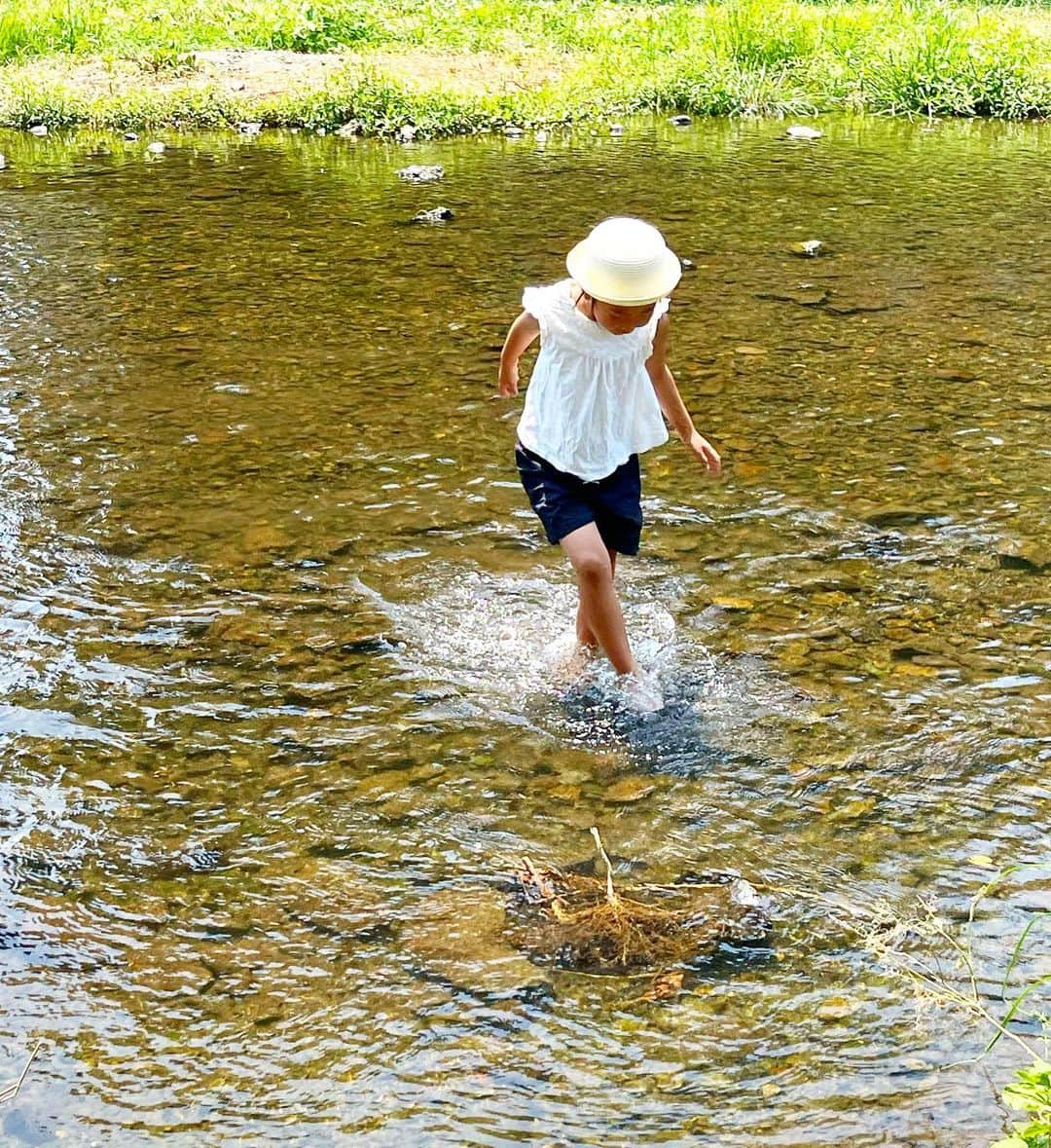 新井美穂さんのインスタグラム写真 - (新井美穂Instagram)「娘が川遊びしたいと言うので 近所の野川へ。  2023年夏、ほんまに暑すぎる〜🥵  毎年野川には子供たちいっぱいいるのに、 今日は誰もいなくて 私、この炎天下の下、非常識な事してるんじゃないかと思って（笑） 娘にはブイブイ言われて 「今日は全然楽しくなかった！」とまで言われて 腹立って娘と喧嘩しちゃったけど（笑）  ほんと熱中症なったら大変なので 強行めっちゃ早めの退散〜  やっぱり家は涼しい〜😄  #娘7歳1ヶ月」7月27日 15時39分 - arai_miho