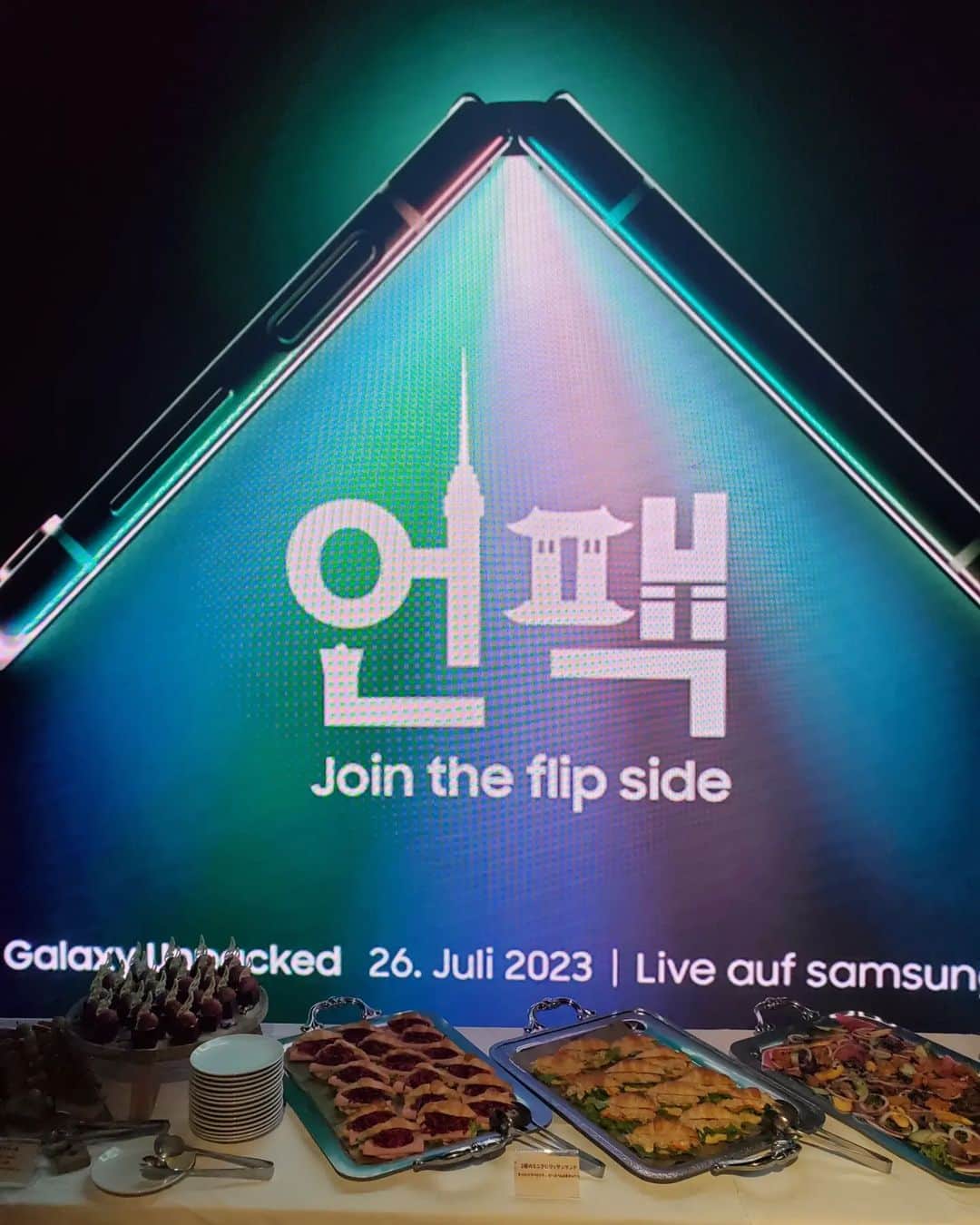 小谷津友里さんのインスタグラム写真 - (小谷津友里Instagram)「最新情報📱Galaxy Z Flip5！折りたたみスマホが良すぎた🥺💗  7月26日に開催されたイベント #GalaxyUnpacked へ行ってきた✨ Galaxyを使ってるインフルエンサーということでご招待いただき いち早く体験させていただきました😊💗  現地、韓国からの生中継を🇰🇷 Galaxy原宿の巨大スクリーンで見ていました！  発表されたのは💡  最新折りたたみスマートフォン Galaxy Z Flip5 Galaxy Z Fold5 そして Galaxy Watch6 Galaxy Tab S9 シリーズ  見て思ったのはやっぱり Galaxy、カッコイイ！👏  特にGalaxy Z Flip5の機能が凄くてめちゃくちゃ欲しくなった！ ずっと折りたたみのスマホが気になってたんだけど 実際触ってみて良さを実感😊💗 自立するから三脚不要で自撮りや集合写真が撮れるところがいいなぁ👀 フレキシブルに角度を変えられて写真撮影の幅が広がりそう📷️ 旅行とかコーディネートの写真撮る時にめっちゃいいじゃん・・😍 閉じた状態で外カメラでも撮影できるからより高画質な自撮りも可能だよ🙆  それにさすがGalaxy、カメラ起動時の画面が鮮明で綺麗すぎる✨️✨️ 「このまま鏡として使ってお化粧直しできそうなくらい綺麗💄」って 友達と二人で感動してました😳  私がGalaxyを使い始めた理由は カメラの画質が綺麗、充電が長持ちする、頑丈で壊れたり割れにくいということが 当たり前に揃っていること☺️💗  さらに手のひらをかざしてシャッターが切れたり、 暗い場所でも明るく撮れる、画角の調整が簡単、カメラの起動が速い、 どの機能も感覚で直感的に操作できるetc とにかく使ってる人の目線に立って使いやすさが追求されてるんだよね☺️💗 痒い所に手が届く、そんな機能が多い🙆  今、Galaxy Note10+を使ってもう三年半以上になるんだけど💡 まじで頑丈だから機種変更しなくてもOKなくらい不具合なく使えてる！けど！！ やっぱり最先端の機種を見ると欲しくなっちゃった🥰 進化し続けていて、ワクワクする👐👐  みんなもぜひGalaxyをチェックしてみてね！👇️  @samsungjpn  ちなみに実は私、以前Galaxy原宿のステージでMCをしたり、 幕張メッセで行われたKCON （K-POPアーティストが大集合するコンサートや韓国カルチャーが体験できる大イベント） のGalaxyステージでMCと🎤 ダンスコンテストでお客さんに振り付けレクチャーして踊ったりしたんだ💃 楽しいい思い出が沢山あるの🙆💗  その時にGalaxyの良さを知って、 スマホカメラや編集機能を頻繁に使う私にはGalaxyが合ってると思って 好きで使ってるんだ☺️✨️  昨日は久しぶりにGlaxy原宿行って懐かしい気持ちになったな😄💓  #JoinTheFlipSide #SamsungUnpacked #GalaxyZFold5 #GalaxyZFlip5 #Galaxy #スマホ #ギャラクシー  #スマホカメラ #スマホ写真 #Galaxyのある生活 #galaxyharajuku #原宿 #galaxy原宿 #ギャラクシー原宿 #最新機種 #スマートフォン #韓国 #samsung #korea #サムスン #ガジェット #自撮り #カメラ #セルフィー #写真撮影」7月27日 18時05分 - yurikoyatsu