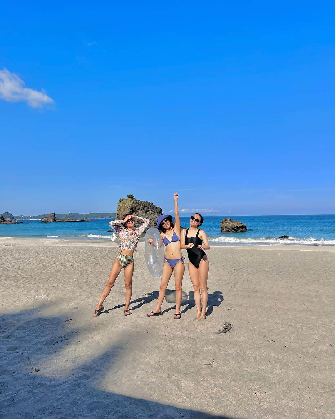 Lisa Halimのインスタグラム：「夏の思い出。 もんちゃんに会いに行くと言って 日帰りで来てくれた🏖 もんちゃんのためにしてくれたことは 私のためにしてくれたこと。 みんな優しい。 言葉にしなくても一緒にいると、 みんなの気持ちがたくさん伝わってくる。  生きていたら 寂しいトキ、悲しいトキは必ずあるけど その時間を少しでも減らそうと 癒そうとしてくれる人がいて 生きていけるんだよね🫶  ありがとう♡ おかげでもんちゃんも私も 元気もらったよ。 いい1日だった。」