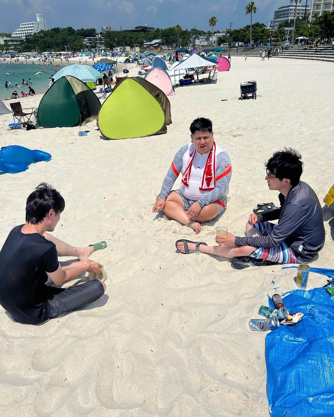 武智正剛さんのインスタグラム写真 - (武智正剛Instagram)「今日和歌山県白良浜行きました。 天気も海も何もかも最高！！ #散々泳いで帰ろうかってなった瞬間雨降り出して雷鳴り始めた #ナイスタイミング #また来年も来たい #スーパーマラドーナ武智 #タナからイケダ田辺 #ヘンダーソン中村 #ダブルアートしんべぇ #白良浜」7月27日 15時58分 - supamaradonatake