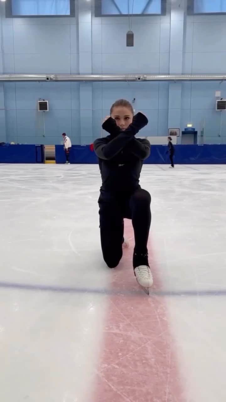 カミラ・ワリエワのインスタグラム：「Новые программы на сезон 2023/2024 ⛸️❣️  #фигурноекатание #figureskating #figureskater #kamilavalieva #kamila #iceskating #ice #dance #dancer #камилавалиева #skating #blackpanther #red」