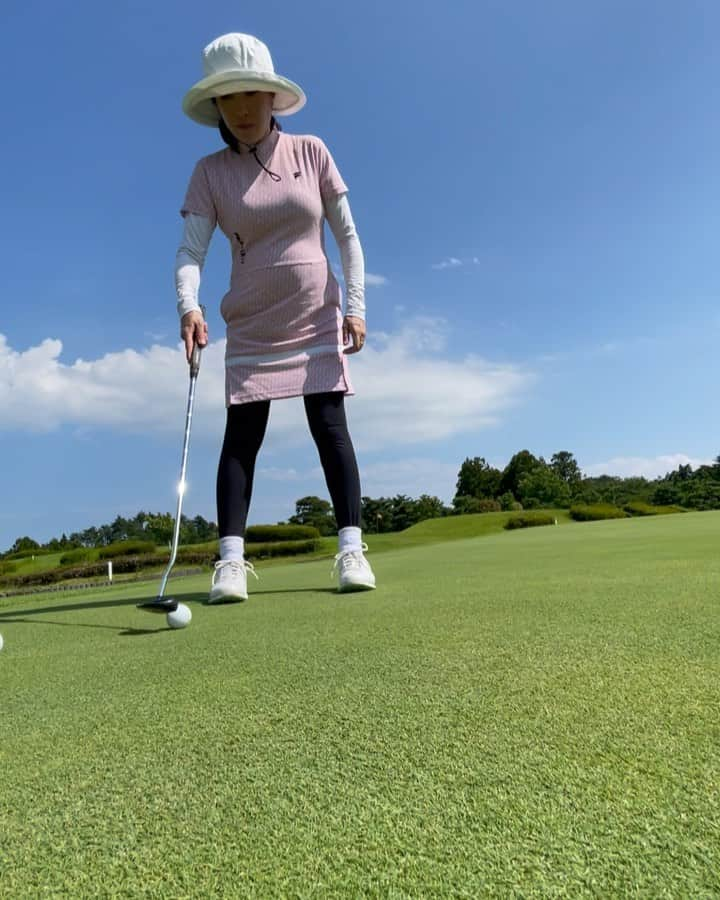 佐藤のぞみのインスタグラム：「今日もレッスンありがとうございました😊  今日のレッスン後の自分の練習はパター⛳️ ロングパットはお腹が使えないから思った距離打てないってわかった。 ショートパットはまだ大丈夫。 お腹やっぱり使うよね！っていう妊婦の研究🤰  ひそかに1人で楽しんでた妊婦の研究。 もちろん無理のない程度にね。 他にもいろいろ発見があったな🤭勉強になりました。ありがとうこの期間。  てか、芝の上でパターを打てる幸せ✨噛み締めてきました。  #なんだって勉強 #今を大切に #楽しむんだ #ゴルフ#パター#パター練習#レッスン#妊婦#マタニティゴルフ#golf #⛳️」