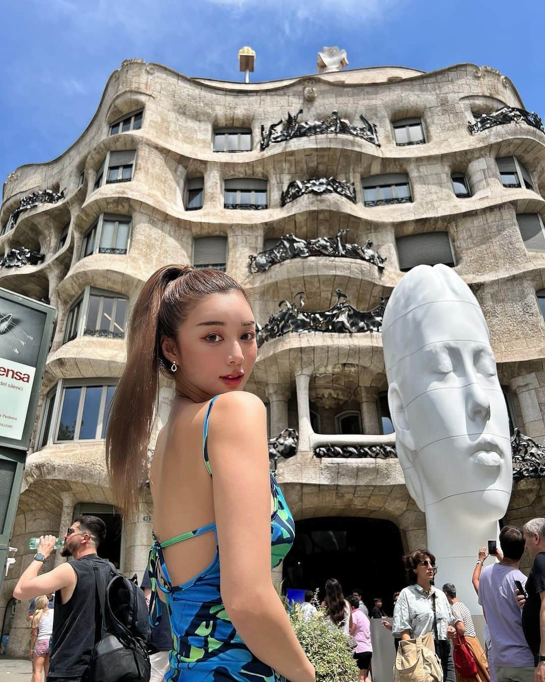 濱野りれのインスタグラム：「"La Pedrera" Casa Milà A building with no straight lines. The wavy wall and the white face, both are super cool!  Good bye Spain and my BD trip🩷 Which was more attractive to you, Barcelona or Ibiza? Tell me on the comment!  バルセロナはガウディの街だった ガウディの作品【カサ・ミラ】 直線部分が一切ない建造物らしい  スペイン載せ忘れ投稿おーわり❤️ バルセロナとイビザどっちの方が魅力的だった？みんなの感想是非教えてね！  #lapedrera #lapedrerauruguay #casamila #antoniogaudi #worldheritage   #barcelona #spain #spaintravel #カサミラ #ガウディ #ガウディ建築 #世界遺産 #バルセロナ #スペイン」