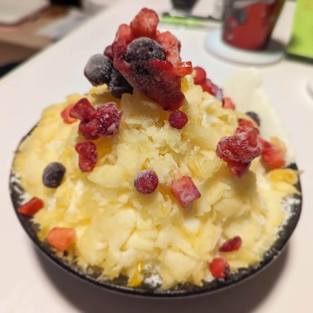 島田佳奈のインスタグラム：「昨夜のかき氷🍧は、ヨーグルトの氷にスライスリンゴ&柚子蜜とベリートッピング。 ホロ酔いで帰宅した後のヒンヤリはサイコー♪」
