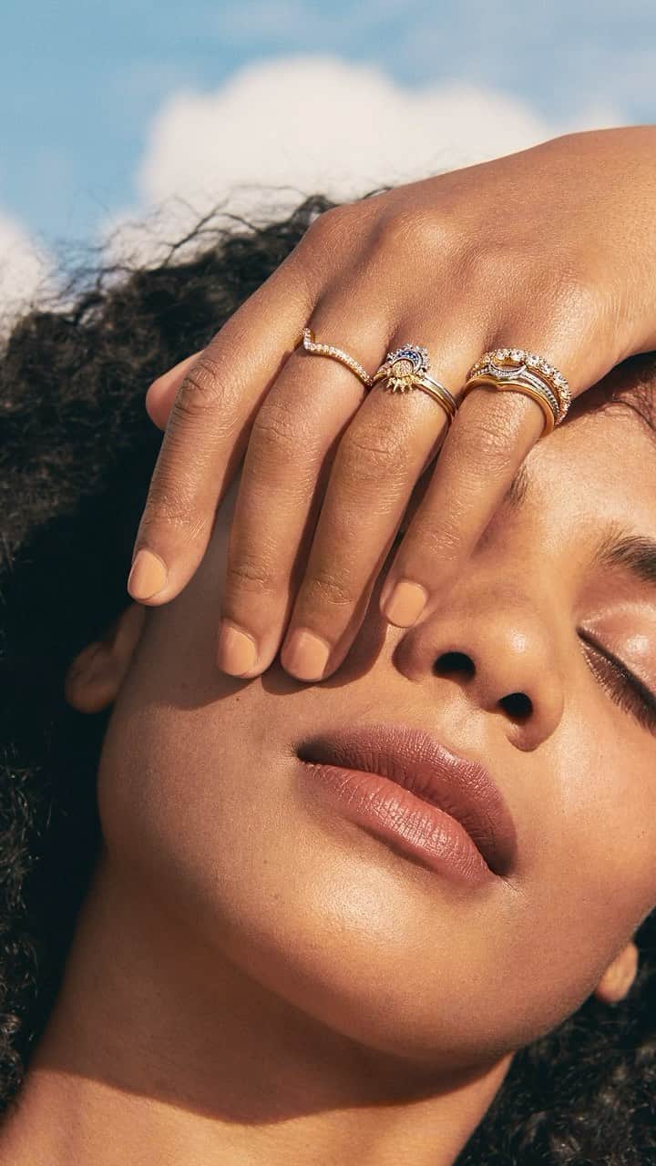 のインスタグラム：「Endless summer, meet endless stacks. Catch some rays with reflective rings to match. ☀️ #MomentsWithPandora #SeekTheSun #PandoraCharms」