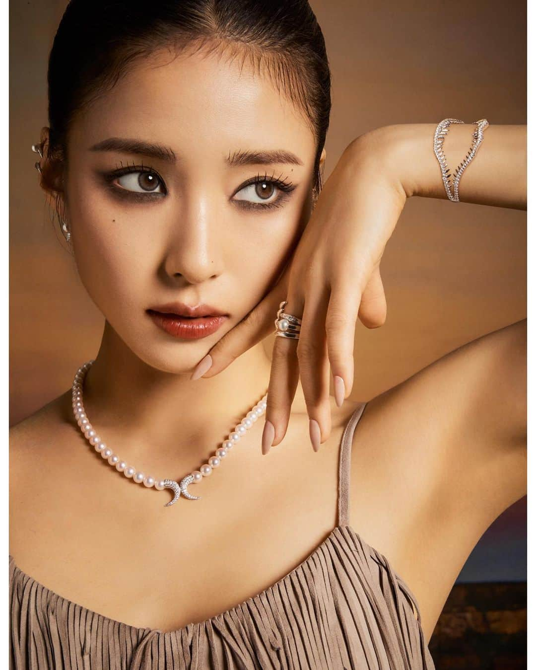 シン・セギョンのインスタグラム：「@tasaki_intl ✨✨ @ellekorea ❤️」