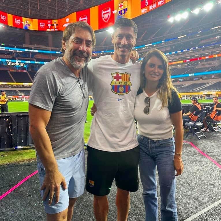 ロベルト・レヴァンドフスキのインスタグラム：「What an amazing meeting! It was a pleasure! @penelopecruzoficial  @bardemantarctic   @fcbarcelona」
