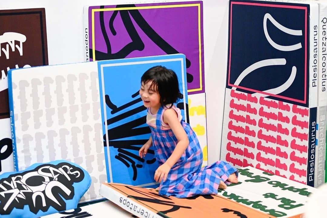HALCALIさんのインスタグラム写真 - (HALCALIInstagram)「KOICHI KOSUGI Exhibition Graphic Park  2023年07月11日（火）～08月21日（月） @ginzagraphicgallery   夫の個展が現在銀座で開催中です🫡とにかく大人も子供もワクワクできる空間で、お子さん連れて夏休みどこ行こー？って考えているパパママにもとってもオススメ🦕 ふわふわクッションのポスターはタッチオッケーなのでこんな風に子供達が遊んでも大丈夫😎👍🏻沢山並べてお昼寝の真似っこしたりお家みたいにしてなにやらヒソヒソごっこ遊びしたり、ゲラゲラ笑って楽しそう🤣(うちの子達は3回行ってるけど毎回ここで大はしゃぎ😂) そのほかにも面白い仕掛けが色々ある展示になっていて子供と一緒に大人も楽しい😁地下のフロアではお寿司の中にひらがなが隠れている“もじにぎり”に夢中になっていたよ🍣必死にひらがな探してた🔍地下に降りていく階段も可愛かったり、フォトジェニックなポスターもいっぱいあって(載せすぎ注意かな？ってことで少しにしておきますが🫣)🥰子供が大好きなガチャガチャもあります😁私もキーホルダーと缶バッジをゲットしたよ😆🥐❤️‍🔥先日 @chihiroishino 親子と遊びに行った時の写真🫶🏻贅沢にもちーちゃんが撮ってくれてた🫶🏻会期中にあと何回行けるかな〜😁❤️‍🔥エントランスフリーなので銀座に行かれる際には皆様是非立ち寄ってみてね🫶🏻 ※日曜と祝日はお休みなのでお気をつけて💁🏻‍♀️ #chihiphoto #graphicpark」7月27日 16時52分 - yucali_halcali