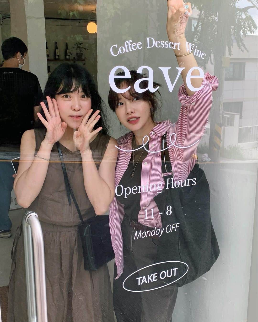 nanaのインスタグラム：「이번주도 곧 마무리👅」