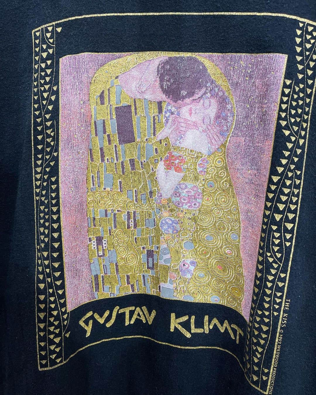 ジャムルさんのインスタグラム写真 - (ジャムルInstagram)「1992's　GUSTAV KLIMT「KISS」　¥23500+tax(25850) . 19世紀末のウィーンを代表する帝政オーストリアの画家、クリムト。 赤裸々で官能的なテーマを描くクリムトの作品は、甘美で妖艶なエロスと 観る者を魅了する美しい色彩でいつの時代も人々の心を惹き付けます。  こちらはクリムトの代表作でもある「接吻」のTシャツ。 黒ボディーにゴールドのインクが散りばめられたゴージャスで贅沢な1枚です。 .  ボディーはUSA製 生地　エルサルバドル縫製のFRUIT OF THE LOOM　袖、裾共にシングルステッチ。 全体的に多少の使用感はございますがコンディションは一般的なUSEDレベルだと思います。 . WEB SHOPに入荷しております。 是非ご覧ください。 jammru.com  #お問い合わせはお電話で承ります #jammru #osaka  #fashion  #streetstyle  #streetfashion  #vtg  #vintage  #used  #usedclothing  #古着 #古着屋 #ファッション #70s #80s #90s」7月27日 17時00分 - jammru