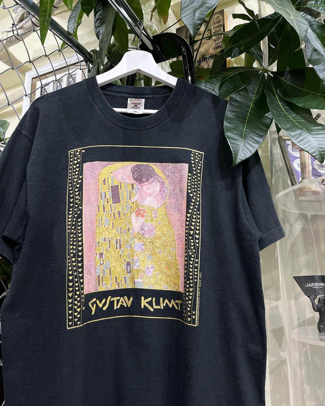 のインスタグラム：「1992's　GUSTAV KLIMT「KISS」　¥23500+tax(25850) . 19世紀末のウィーンを代表する帝政オーストリアの画家、クリムト。 赤裸々で官能的なテーマを描くクリムトの作品は、甘美で妖艶なエロスと 観る者を魅了する美しい色彩でいつの時代も人々の心を惹き付けます。  こちらはクリムトの代表作でもある「接吻」のTシャツ。 黒ボディーにゴールドのインクが散りばめられたゴージャスで贅沢な1枚です。 .  ボディーはUSA製 生地　エルサルバドル縫製のFRUIT OF THE LOOM　袖、裾共にシングルステッチ。 全体的に多少の使用感はございますがコンディションは一般的なUSEDレベルだと思います。 . WEB SHOPに入荷しております。 是非ご覧ください。 jammru.com  #お問い合わせはお電話で承ります #jammru #osaka  #fashion  #streetstyle  #streetfashion  #vtg  #vintage  #used  #usedclothing  #古着 #古着屋 #ファッション #70s #80s #90s」