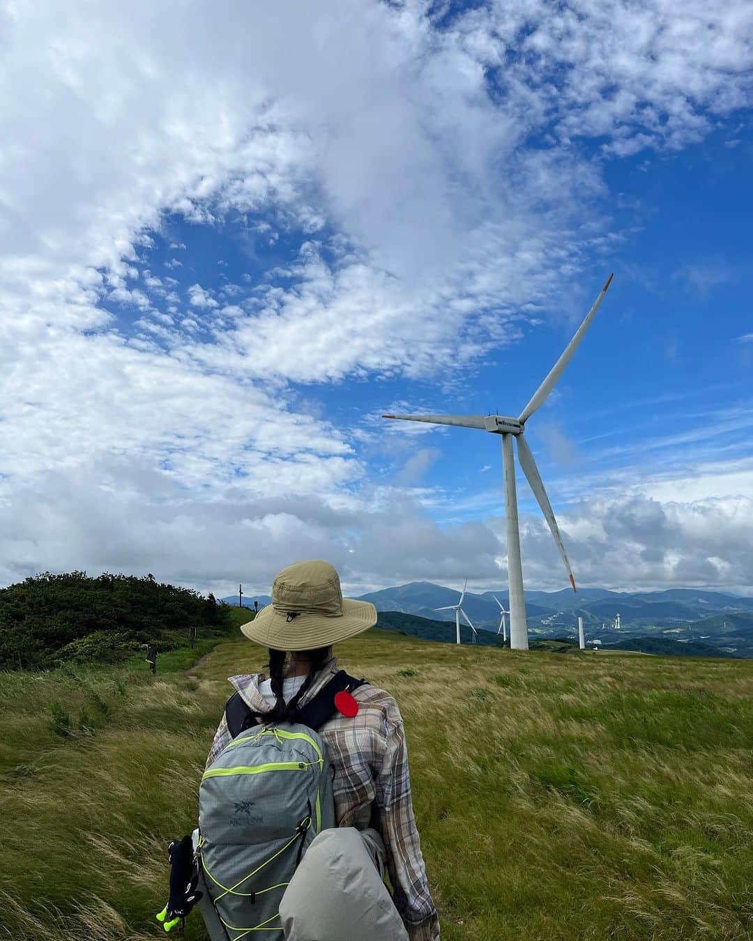 イム・セミのインスタグラム：「몸도 마음도 충전🔋✨  기차를 타고 선자령에 다녀왔습니다.  백두대간 능선에서 재생에너지를 이용해 태양열로 휴대전화 충전이 가능하대요. 신기해 ✨ 산 속에서 산행 중 베터리가 부족할 때 유용하게 쓰이면 좋겠네요. 모두 안전 산행하세요.   #선자령 #백두대간 #트레킹」