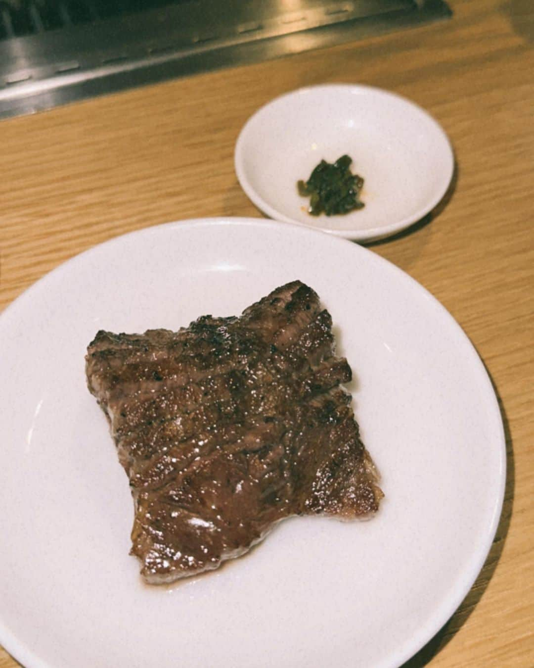 Hitomiさんのインスタグラム写真 - (HitomiInstagram)「❤︎  バイスサワーでかんぱーい🍻🥰 @beefkitchen_tokyo に行ってきた🖤  コースのお肉、肉質のいいお肉いっぱいで 大満足すぎたーっ🥺❤️  お店の料理は全て手作りにこだわっているそうで、 出来るかぎり農薬や添加物を使用していない 食材や調味料を使っているみたいだよ☺️🌱  お腹いっぱいでも飽きずに 最後まで美味しいお肉でした☺️🫶  デートや会食とか誕生日のお祝いに どんな場面の食事にもすごく向いてると思います💖 また行きたいなあ🥰  #ビーフキッチン中目黒本店 #中目黒ディナー #中目黒グルメ #中目黒焼肉 #beefkitchen #PR」7月27日 16時54分 - hitomi_01270