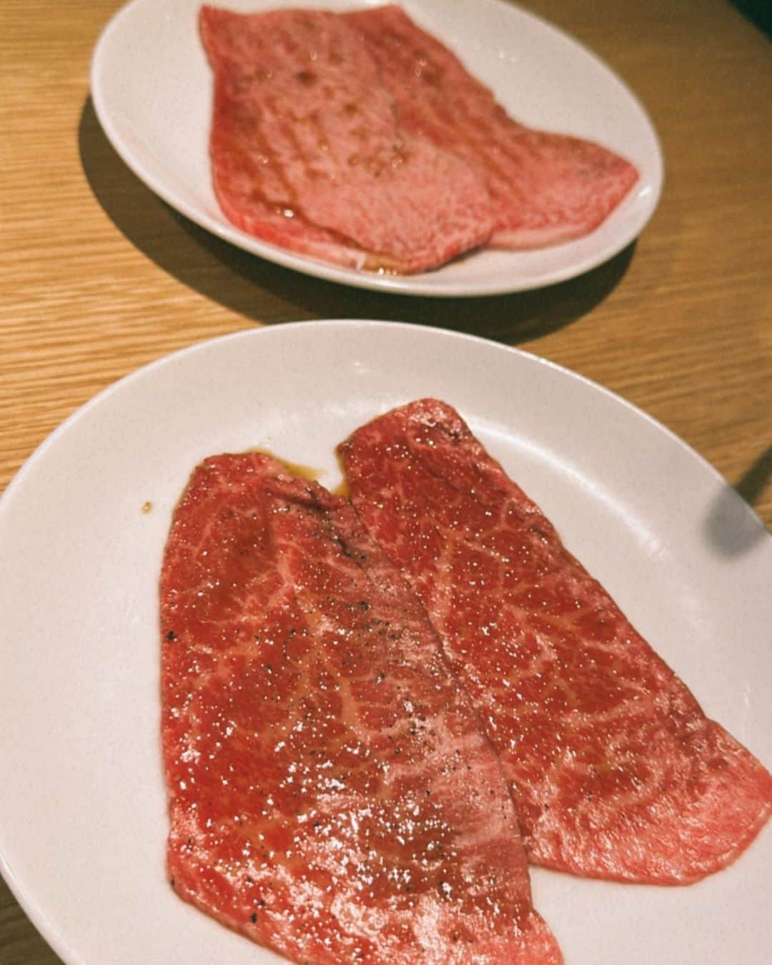 Hitomiさんのインスタグラム写真 - (HitomiInstagram)「❤︎  バイスサワーでかんぱーい🍻🥰 @beefkitchen_tokyo に行ってきた🖤  コースのお肉、肉質のいいお肉いっぱいで 大満足すぎたーっ🥺❤️  お店の料理は全て手作りにこだわっているそうで、 出来るかぎり農薬や添加物を使用していない 食材や調味料を使っているみたいだよ☺️🌱  お腹いっぱいでも飽きずに 最後まで美味しいお肉でした☺️🫶  デートや会食とか誕生日のお祝いに どんな場面の食事にもすごく向いてると思います💖 また行きたいなあ🥰  #ビーフキッチン中目黒本店 #中目黒ディナー #中目黒グルメ #中目黒焼肉 #beefkitchen #PR」7月27日 16時54分 - hitomi_01270