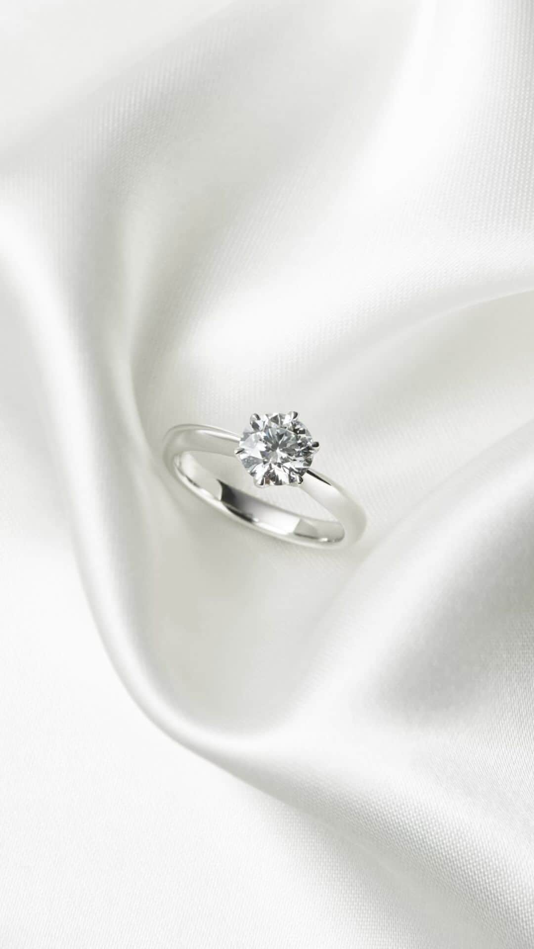 ラザール ダイヤモンド ブティック公式 | 婚約・結婚指輪のインスタグラム：「ー 永遠を誓い合うおふたりに寄り添うダイヤモンド ー  ダイヤモンドを七色に輝かせ、奇跡の輝きを放つ 理想のカッティングを施した「アイディアルメイク」  The World’s Most Beautiful DiamondⓇ -世界で最も美しいダイヤモンド- の煌めきで おふたりの愛の物語を表現して。  ＜婚約指輪＞CARILLON  #lazarediamond #ラザールダイヤモンド #婚約指輪 #エンゲージリング #NEWYORK #NYC #ダイヤモンド #ダイヤモンドリング #ブライダルリング #ブライダルリング専門店」