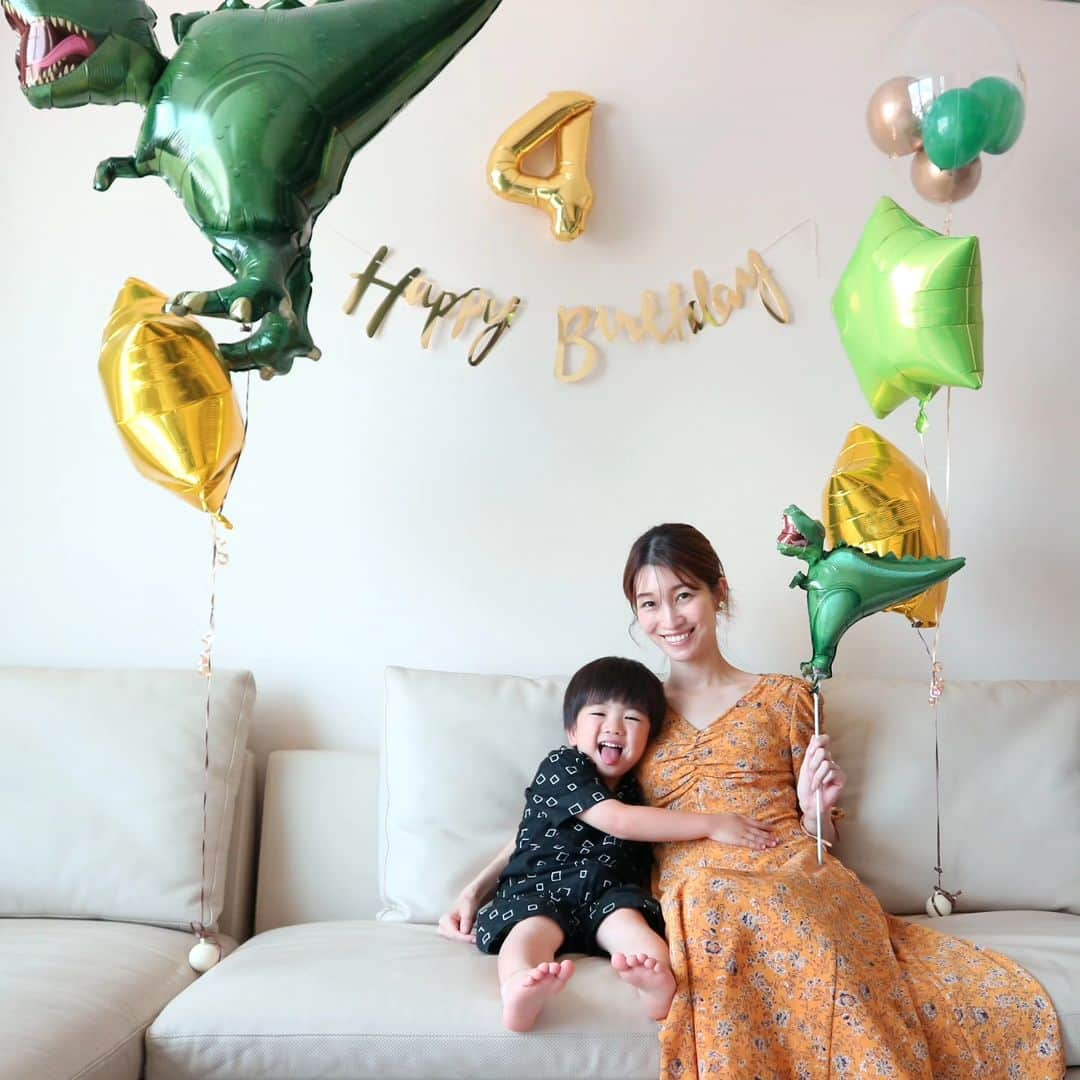 佐川愛果さんのインスタグラム写真 - (佐川愛果Instagram)「先週、息子が4歳になりました🎂👏 あっという間の4年間！この可愛い時期を大切にしないとな～と思います。 最近は発言と行動がイケメンすぎて、助けられることのほうが多い母です😅笑  今年は幼稚園のお友達の影響で好きになった恐竜をテーマにしてみました～🦖 たくさん吸収出来るこの時期に、なにをさせてあげればいいのか、日々悩む育児🤔 ８月で３年経つ習い事を１つ辞めるので、何か別なものを増やしてあげたいな～と思っています！何かおすすめありますか？☺ 今年１年の目標は、なにか没頭できるものを探す旅！にしようかと思います笑 何が好きで何が得意なんだろう～笑  #4歳誕生日 #4歳になりました  #4歳男の子 #20230719 #小さい彼氏  #誕生日おめでとう  #恐竜のバルーン」7月27日 16時59分 - aika728sagawa