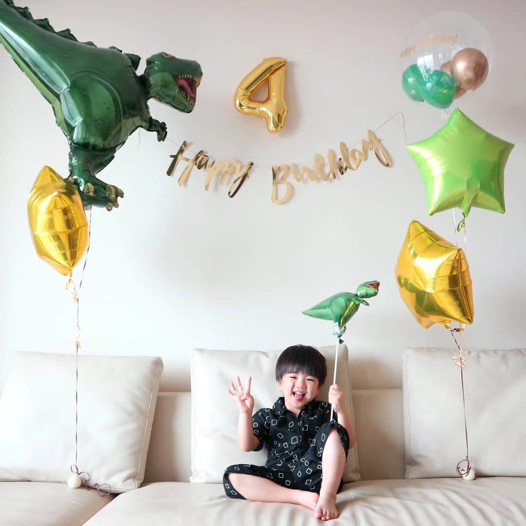 佐川愛果さんのインスタグラム写真 - (佐川愛果Instagram)「先週、息子が4歳になりました🎂👏 あっという間の4年間！この可愛い時期を大切にしないとな～と思います。 最近は発言と行動がイケメンすぎて、助けられることのほうが多い母です😅笑  今年は幼稚園のお友達の影響で好きになった恐竜をテーマにしてみました～🦖 たくさん吸収出来るこの時期に、なにをさせてあげればいいのか、日々悩む育児🤔 ８月で３年経つ習い事を１つ辞めるので、何か別なものを増やしてあげたいな～と思っています！何かおすすめありますか？☺ 今年１年の目標は、なにか没頭できるものを探す旅！にしようかと思います笑 何が好きで何が得意なんだろう～笑  #4歳誕生日 #4歳になりました  #4歳男の子 #20230719 #小さい彼氏  #誕生日おめでとう  #恐竜のバルーン」7月27日 16時59分 - aika728sagawa