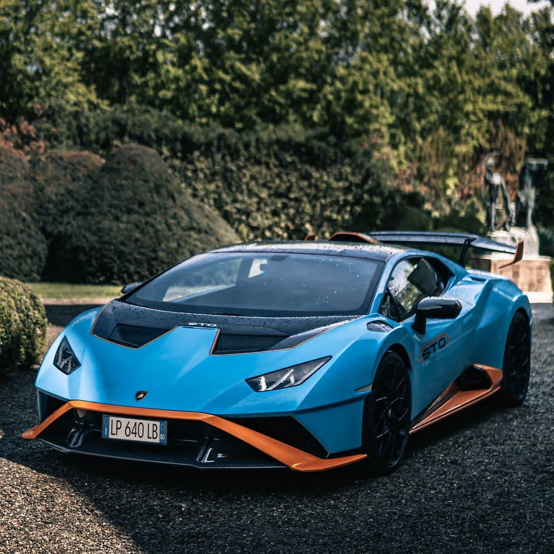 ランボルギーニのインスタグラム：「Based on a true story, where the limitless thrills of the track are relived every day on the streets of the world.  Captured by @andycasano   #Lamborghini #HuracanSTO #BasedOnATrueStory __ Huracán STO: fuel consumption combined 13.9 l/100km; CO2-emissions combined 331 g/km (WLTP EU27)」