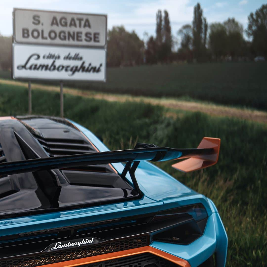 ランボルギーニさんのインスタグラム写真 - (ランボルギーニInstagram)「Based on a true story, where the limitless thrills of the track are relived every day on the streets of the world.  Captured by @andycasano   #Lamborghini #HuracanSTO #BasedOnATrueStory __ Huracán STO: fuel consumption combined 13.9 l/100km; CO2-emissions combined 331 g/km (WLTP EU27)」7月27日 17時03分 - lamborghini