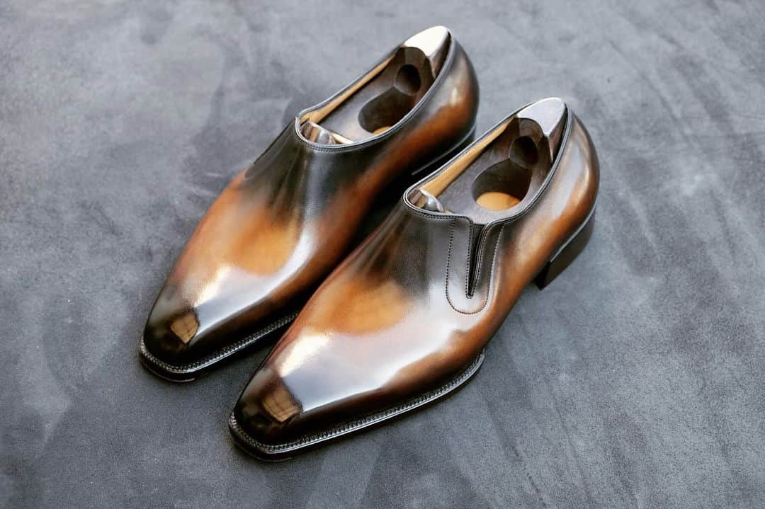 ガジアーノ&ガーリングのインスタグラム：「A beautiful pair of bespoke Hastings with single side gusset in a beluga patina…  #gazianogirling #ggbespoke #lazyman #ggshoes #ggbelugapatina #madeinengland」