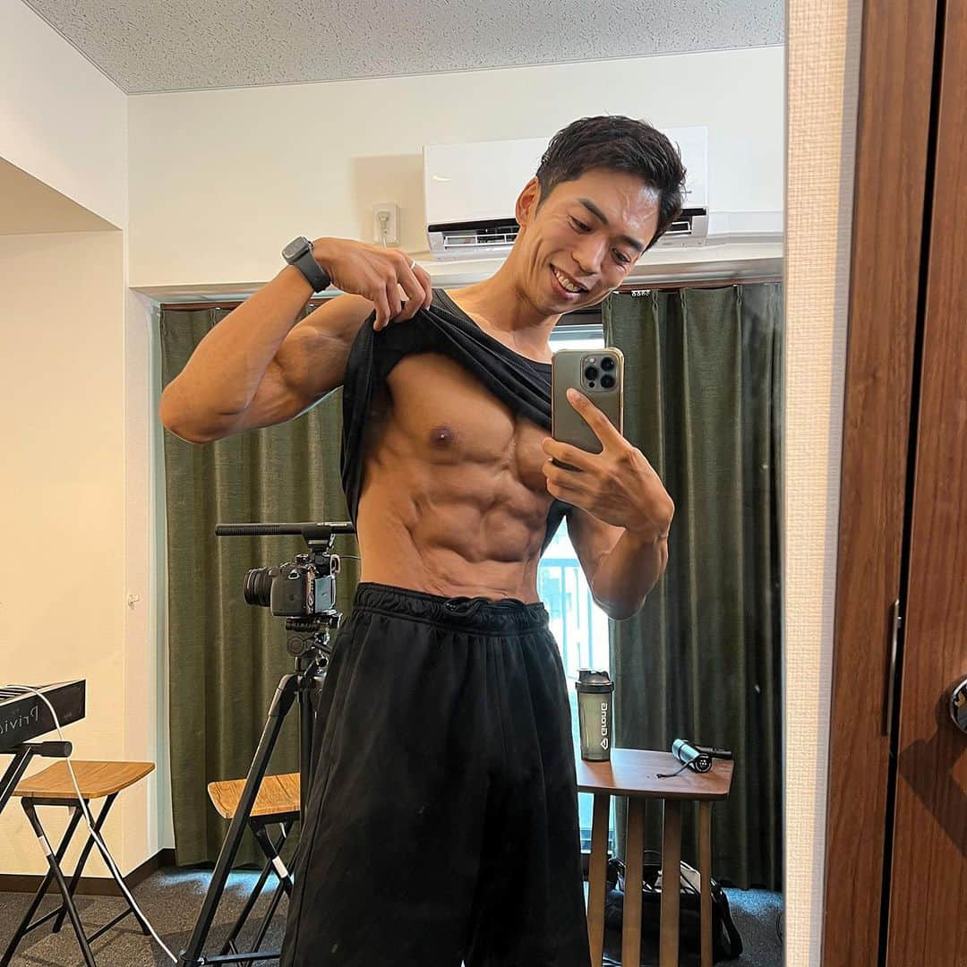 おしらさんのインスタグラム写真 - (おしらInstagram)「🏋️  大会まであと9日。 現在174cm60.3kg。 今日このタイミングで減量完成した気がするっ！！！ 知らんけど！！！ 我、大満足なり。  直前はオフとるのでトレーニングも実質あと5回。 終わりが見えてくると一回一回のジムが尊い。 減量食も尊い。 オデコの血管も尊い。 空腹で眠れない夜も尊い。  減量165日おつかれ！ あとはステージで覇王色放つだけ。 御覚悟あそばせ。」7月27日 17時08分 - shiraishi_stadium