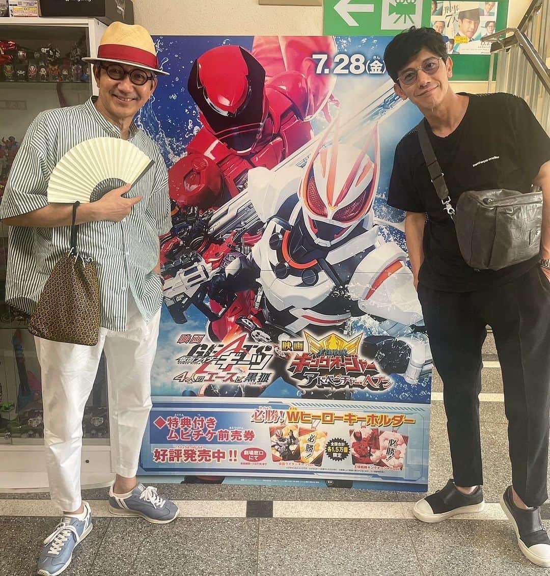 盛岡豊のインスタグラム：「公開前日に駆け込みで試写を。 なんとばったり、セバ兄さん😁 いやー、凄いわコレ。監督、全スタッフさん、お疲れ様でした！想像を遥かに超えた作品をありがとうございます。 ゲストキャストの御三方が素晴らし過ぎる。明日公開！皆さん、是非‼️  #キングオージャー #アドベンチャーヘヴン」