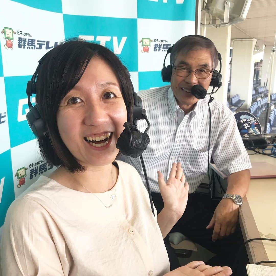 三隅有里子のインスタグラム：「* 夏の高校野球群馬大会は今日、決勝戦⚾️ ともに久しぶりの甲子園を目指す桐生第一と前橋商業の一戦でした。 結果は、前商が劇的なサヨナラ勝ちをおさめ13年ぶりの夏の甲子園をつかみましたが、どちらのチームも自分たちの野球を全力で貫き通し心震えるゲームでした。 桐生第一は監督が何度も口にしていた「心ある野球」が随所に見られました。健大戦に続いて好投を見せるエースを盛り立てようと必死に守る野手の姿があり、仲間のためにチームのために野球をしている心が伝わってきました。またプレーではありませんが、試合中盤桐一のエースの足に打球があたってしまうアクシデントがありました。一度ベンチに下がって治療して、一時試合が中断してマウンドに戻って来た時に、彼がお待たせしてすみません。と言うように、前商の応援席に対してペコリと頭を下げたシーンがとても心に残りました。前商の打者も彼に駆け寄り何か言葉を交わしていて、対戦相手をリスペクトし合うとてもいいシーンでした。 一方、前橋商業は準々決勝で育英を退けた際にも監督がおっしゃっていた「ピンチに弱気にならず、チャンスに気負わず」をまた実践出来たゲームだったなと思います。 2点ビハインドで、9回1アウトから執念の内野安打で出塁。2アウトになったあともヒットで繋いで、同点。そして一気にサヨナラまで持ち込みました。監督は試合後、「自分の想像をはるかに超えるたくましいチームに成長してくれました」と選手たちを褒め称えていました。 決勝戦にふさわしいゲームで、高校野球らしい爽やかなプレーが多くて、今思い出しても泣けてきます。 今年も群馬の夏は終わりを迎えてしまいましたが、前商の甲子園での活躍を楽しみに、私もまた来年の夏、力をつけて実況出来るように頑張りたいです！ 写真は準決勝の実況後。  #前橋商業 #桐生第一 #決勝  #夏の高校野球 #群馬大会 #高校野球 #野球 #実況 #群馬 #gunma  #群馬テレビ #群テレ #gtv #アナウンサー #局アナ #局アナの仕事 #地方局で働くということ」