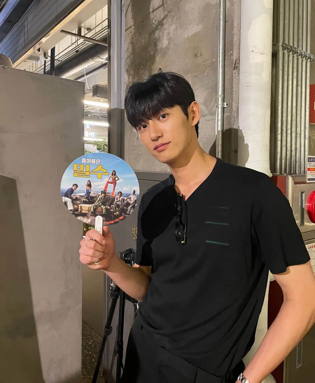 ソン・ヒョヌのインスタグラム：「시사회 초대받은 날 올여름은 #밀수 🌊👍」